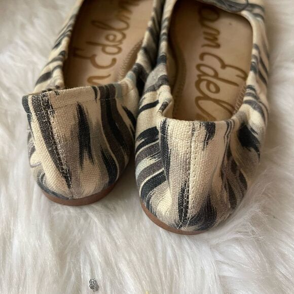 Sam
Edelman Felicia beige & gray fabric flats with silver tone accent size 7.5M - Picture 4 of 9